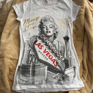 NWOT Marilyn Monroe white t-Shirt loves Las Vegas. Womens size M